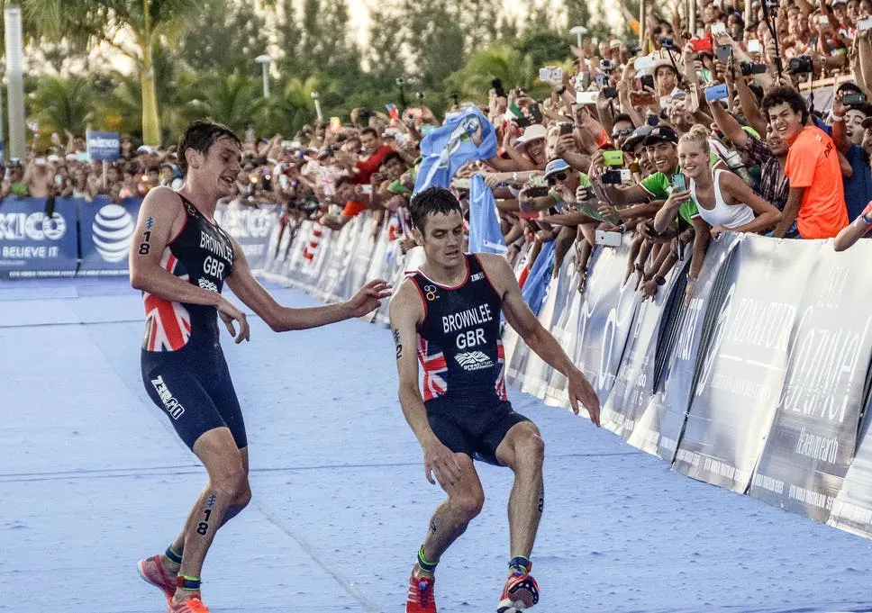 Kas yorgunluğu nedeni sıcaklık olabilir ve bu ciddi sonuçlara yol açabilir. Örnek görselde Jonny Brownlee triatlon yarışı sonunda.