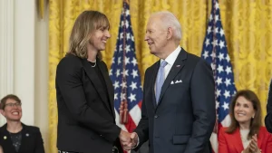 Katie Ledecky ve Elit Bir Uzun-Mesafe Serbest Yüzücüsünün Mesafe-Yüzme Aerobik Baskınlığı