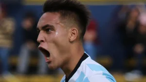 Lautaro Martínez ve Elit Bir Dokuz Numaranın Kısa Çerçeve Forvet Top Koruma Oyunu
