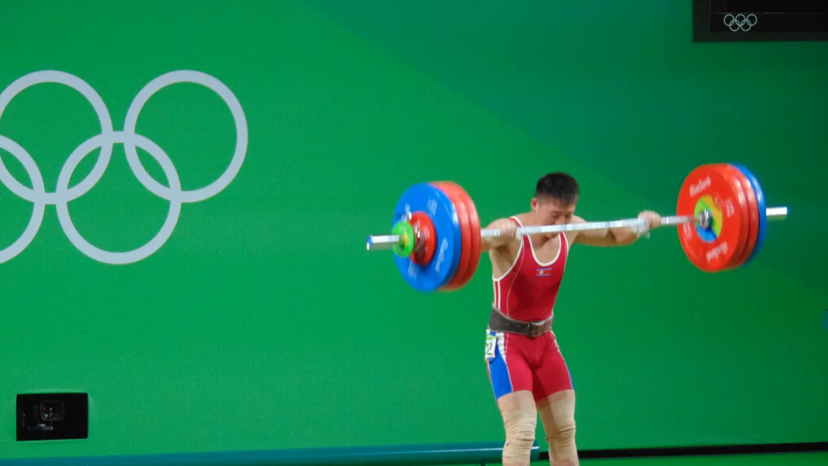 Olimpik halter — silkme, baş üstü iticisi.