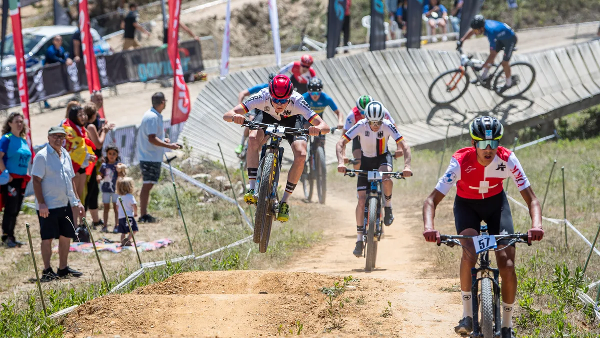 Mountain-bike cross-country — off-road descent.