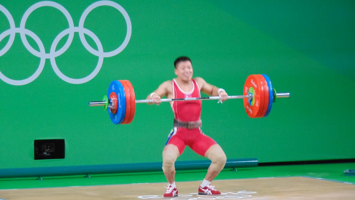Olimpik halter — baş üstü kilitleme.
